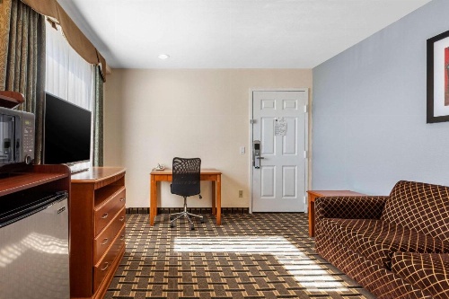 Quality Inn & Suites Huntington Beach image 12